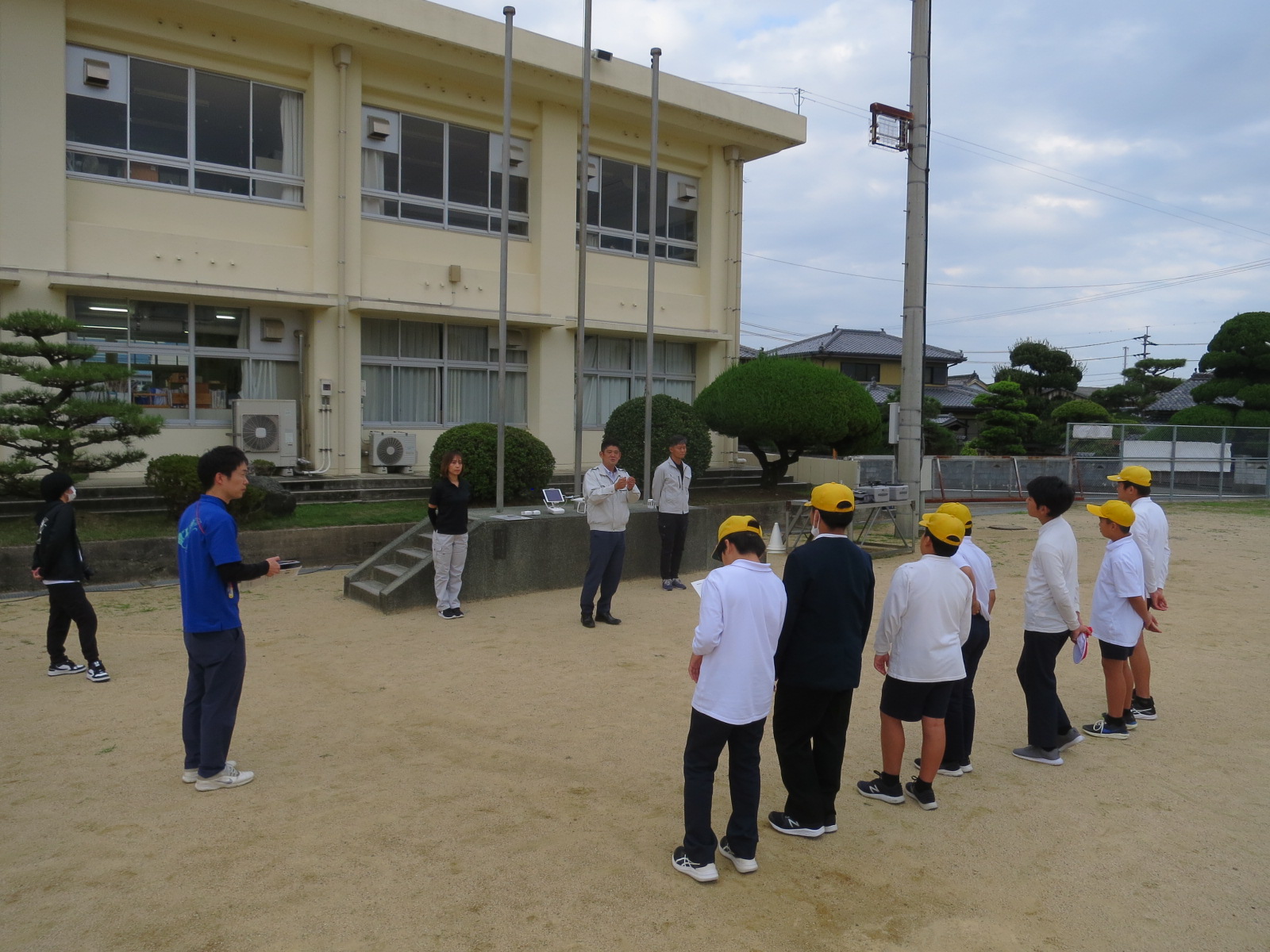 ドローンの体験学習を実施しました。スライド01