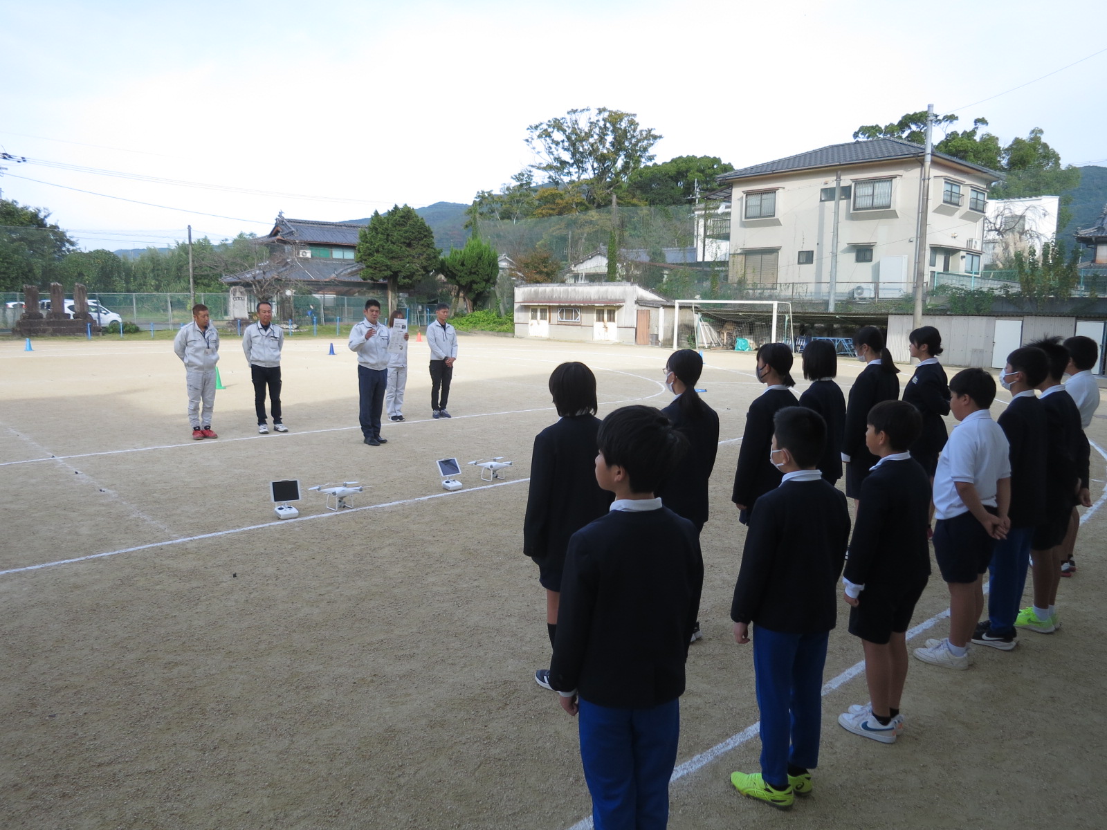 芝生小学校で大型ドローンを披露しました。スライド02