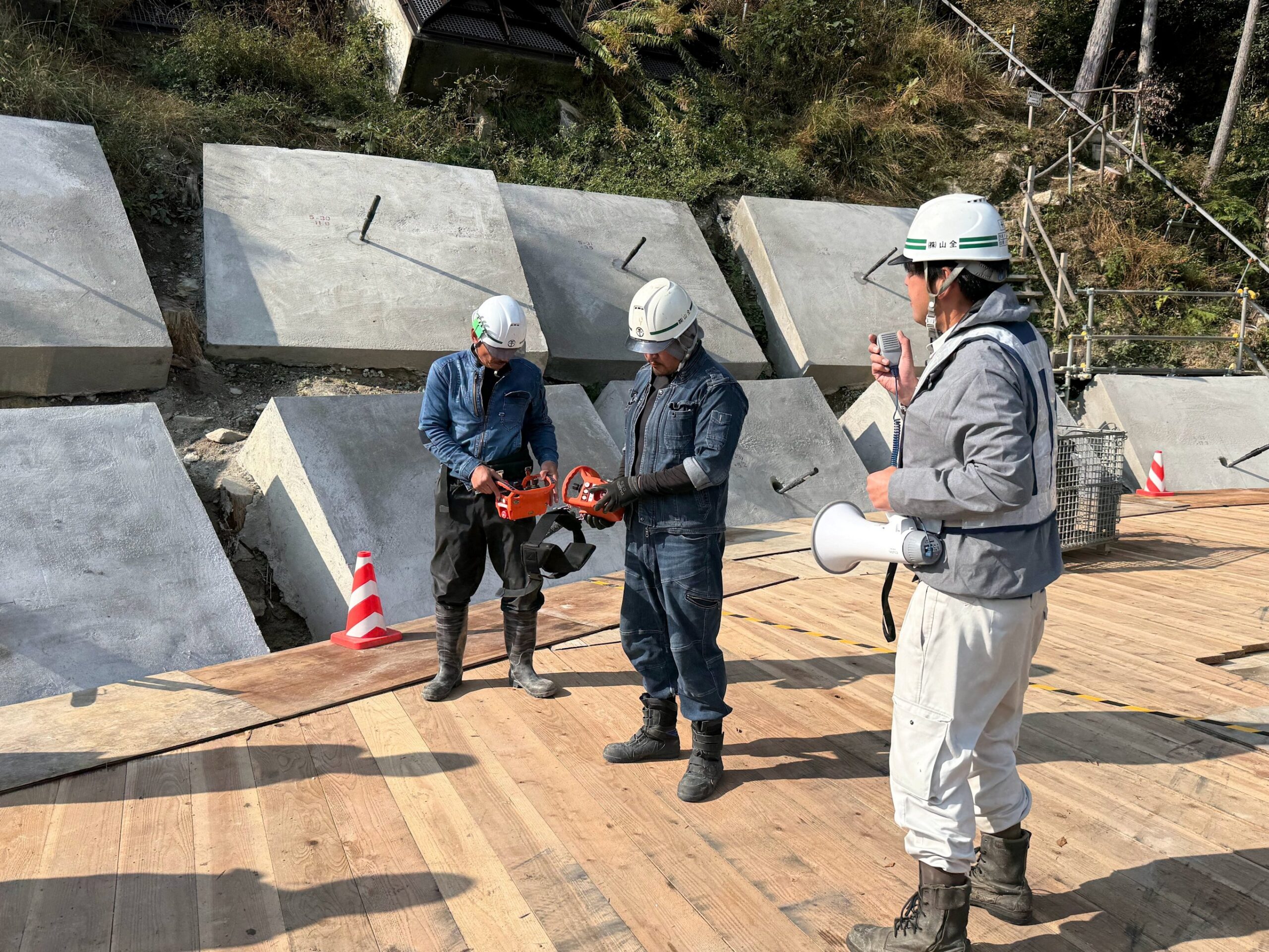 ラジコン式油圧ウインチの現場見学会を実施しました。スライド03