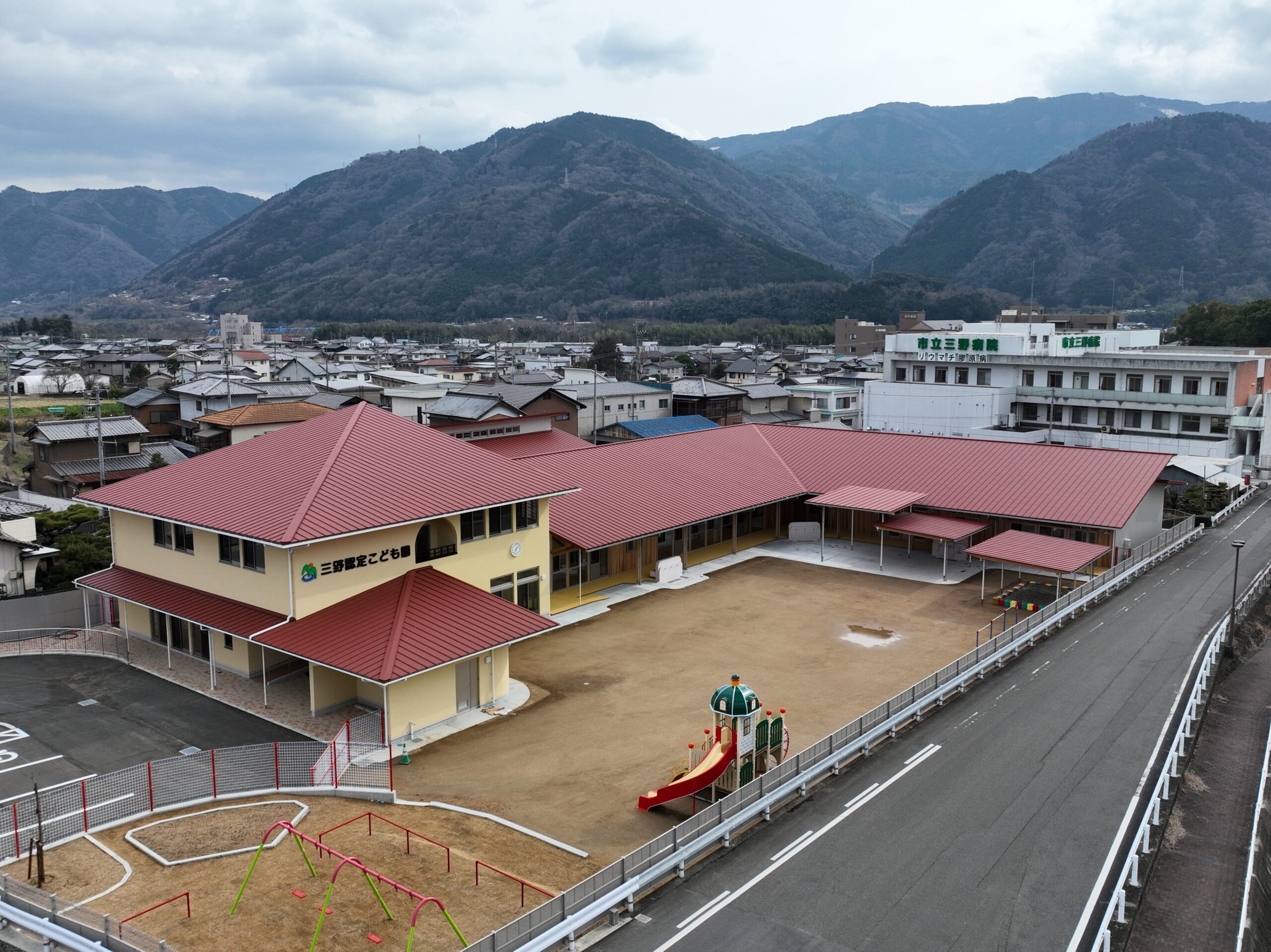 三野認定こども園が完成しました。スライド01