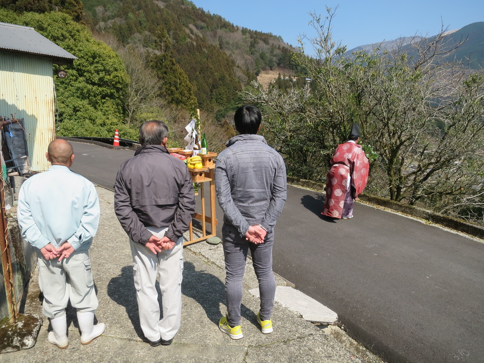 西峰作業所にて安全祈願祭を実施しました。スライド03