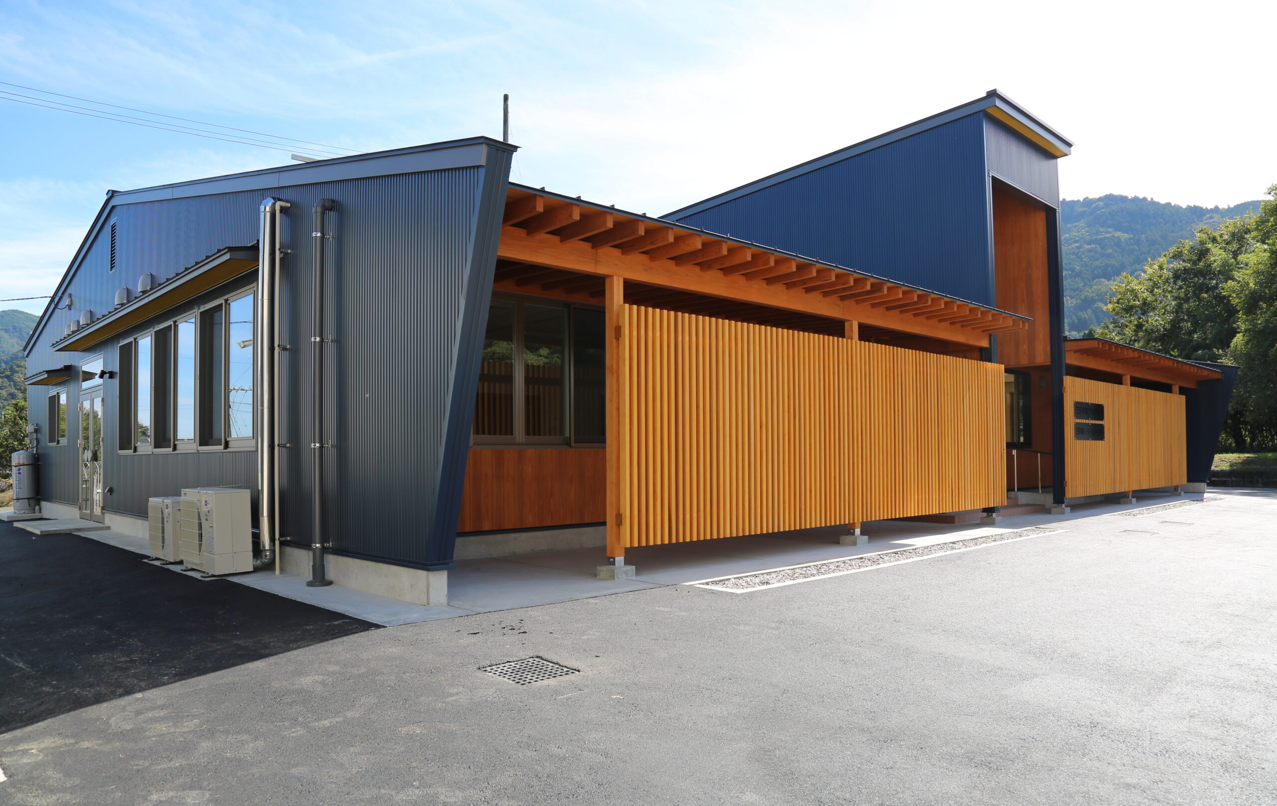 三好林業アカデミー新校舎が完成しました。スライド02