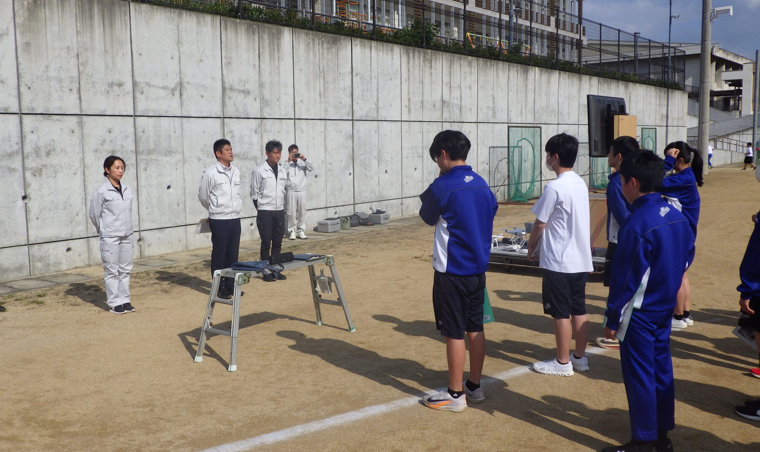 ドローンの体験学習を実施しました。スライド01