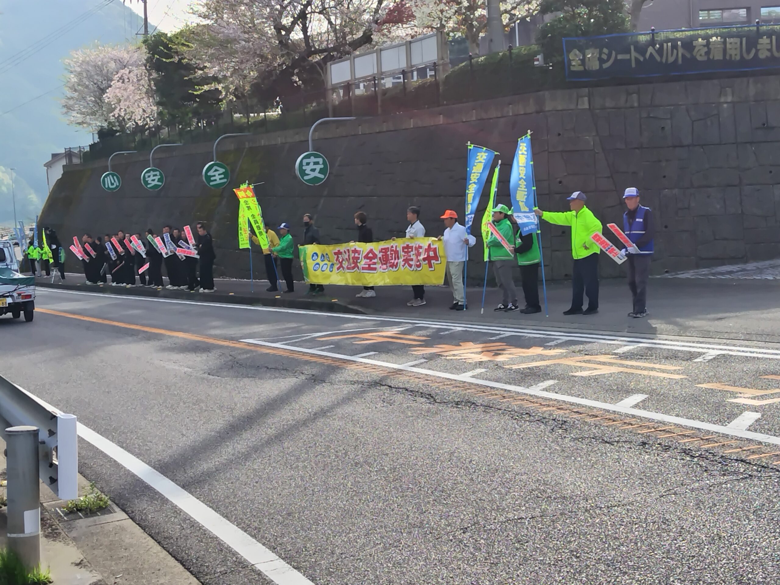 春の全国交通安全運動で交通安全を呼びかけました。スライド03