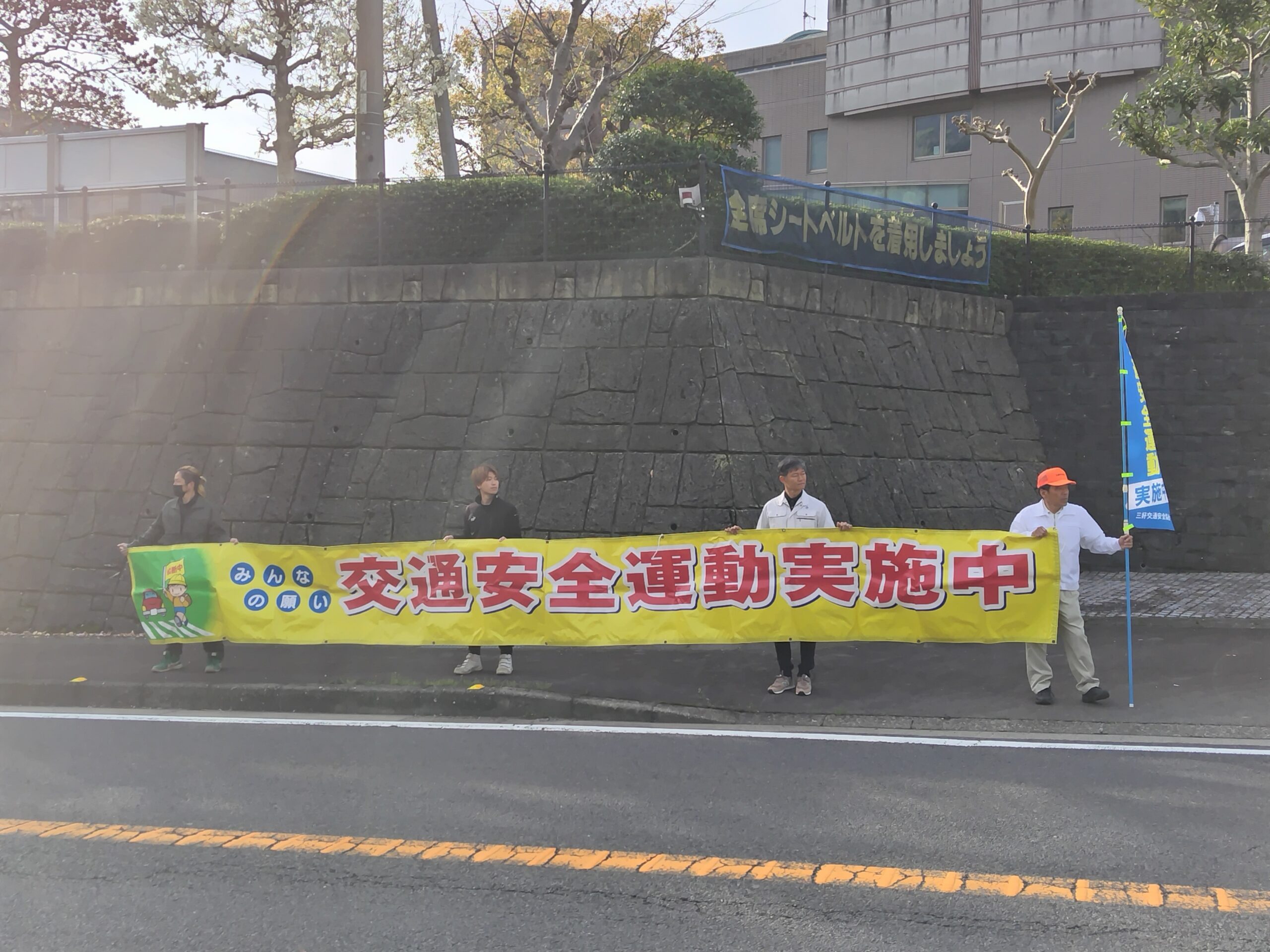 春の全国交通安全運動で交通安全を呼びかけました。スライド01