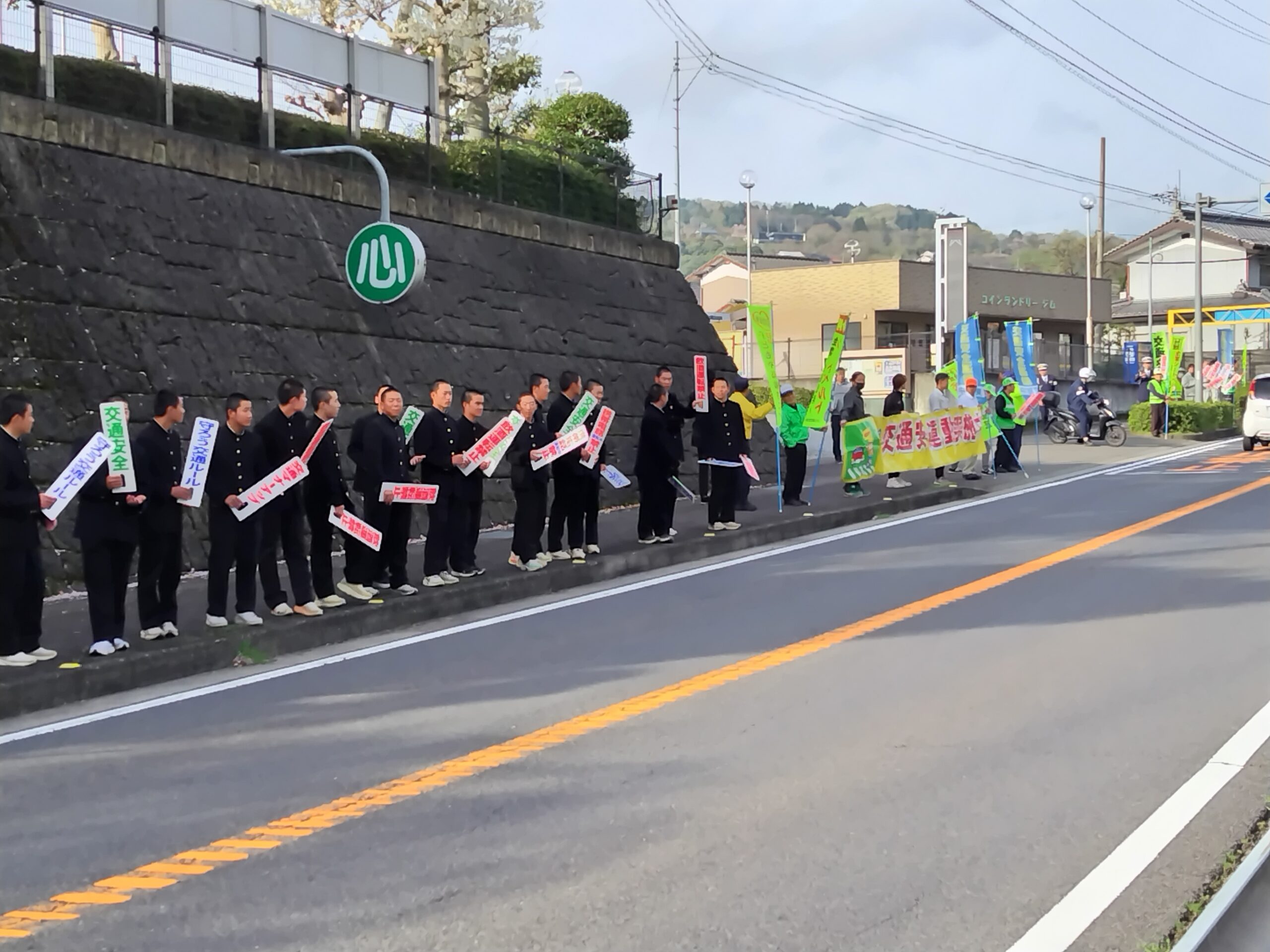 春の全国交通安全運動で交通安全を呼びかけました。スライド02